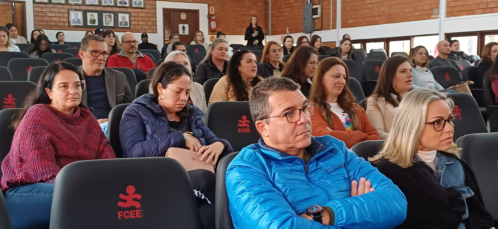 Público no auditório da FCEE vinte pessoas sentadas em auditório olhando para frente