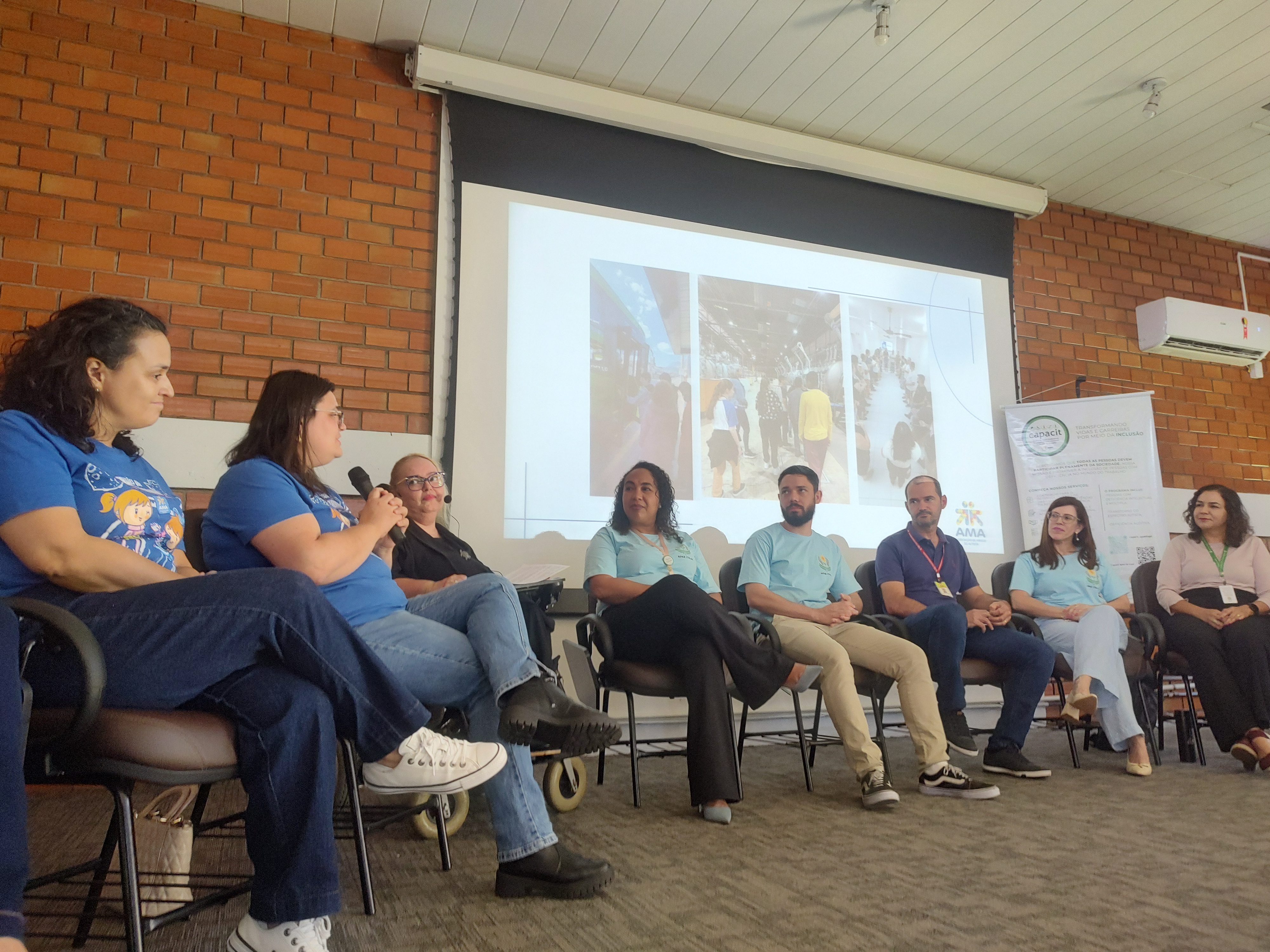 Instituições parceiras apresentam Relatos de Experiências na FCEE Imagem de dez pessoas sentadas em semi-circulo em palco, ao fundo telão com foto